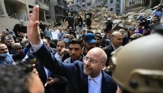 قاليباف ملوحا بيده أثناء زيارة موقع الغارة