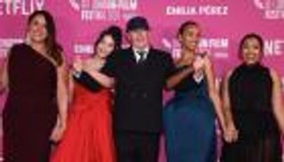 سيلينا غوميز تلفت الأنظار على السجادة الحمراء بمهرجان لندن السينمائي (صور)