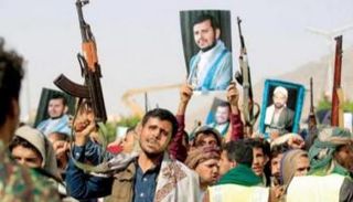 عناصر مليشيات الحوثي ترفع صورة لزعيمها - أرشيفية