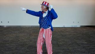 رجل أمريكي يرتدي زي 