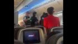 رجل مخمور يثير الفوضى على متن طائرة