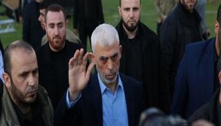السنوار بين مرافقيه في غزة