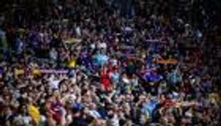 «مجنون» برشلونة.. مشجع يشتري 20 قميصا بـ8 آلاف يورو (فيديو)