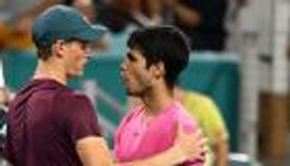 القنوات الناقلة لمباراة سينر وألكاراز في بطولة الملوك الستة للتنس 2024