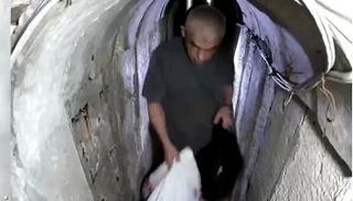 السنوار في النفق (لقطة شاشة من فيديو الجيش الإسرائيلي)