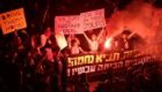 مشاهد استثنائية في احتجاجات إسرائيل.. أيد مقيدة وأنفاق وتوابيت (صور)