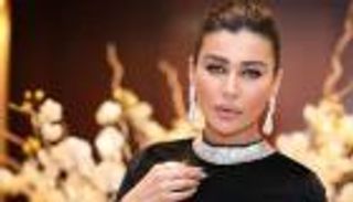 «بالبيجاما وتحت القصف».. نادين الراسي تغادر منزلها بعد رائحة غريبة