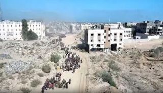 آلاف الفلسطينيين خلال تهجيرهم من جباليا
