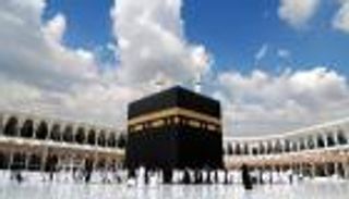 تقنية الضباب المائي في الحرم المكي.. كيف تُسهم المراوح في تحسين الأجواء؟