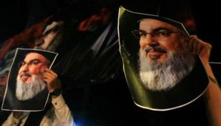 أنصار حزب الله يرفعون صور حسن نصر الله بعد مقتله