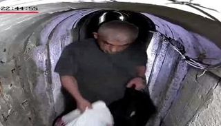 السنوار في نفق بغزة بحسب مقطع مصور نشرته إسرائيل