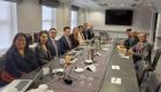 الحكومة اليمنية تبحث مع المبعوث الأمريكي تداعيات حرب الحوثي الاقتصادية