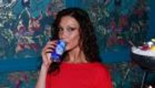 من ميشيل أوباما إلى بيلا حديد.. طفرة «المياه الغازية» تستقطب المشاهير