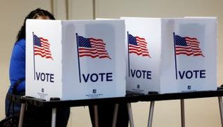 ناخبة تدلي بصوتها في ديترويت بولاية ميشيغان