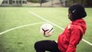 قرار إنجليزي ينصف لاعبة مسلمة في «حرب السراويل»