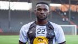 يحدث في أفريقيا.. حارس يتحول إلى مهاجم ويسجل هدفين (فيديو)