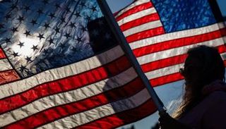 أنصار ترامب يلوحون بعلم أمريكا 