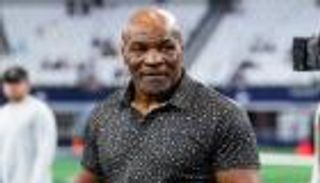 «لا أتمنى حياتي لأحد».. مايك تايسون يبكي قبل نزال جيك بول (فيديو)