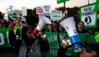 سباق الأمتار الأخيرة.. آلاف النساء في أمريكا يتظاهرن دعما لهاريس