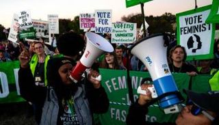 جانب من التظاهرة النسائية لدعم كامالا هاريس