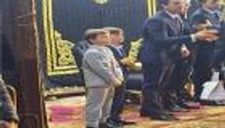 من الطفل الذي يتلقى العزاء في مصطفى فهمي؟