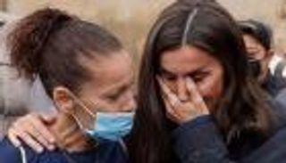 انهيار ملكة إسبانيا خلال لقائها أسر ضحايا الفيضانات في فالنسيا (صور)