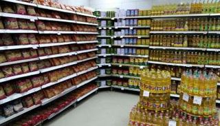 سلع أساسية في أحد محال القاهرة 