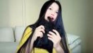 وجبة صينية خفيفة.. كتلة من الشعر الأسود (فيديو)