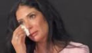 لماذا دخلت منى زكي في نوبة بكاء بالبحرين؟