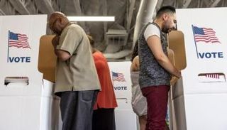 أمريكيون يدلون بأصواتهم