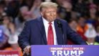 رغم إدانته بجرائم جنائية.. لهذا السبب يستطيع ترامب التصويت بالانتخابات