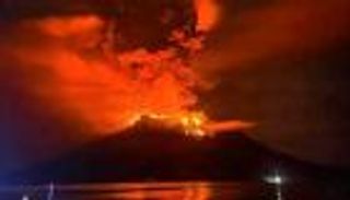 حصد 10 أرواح.. بركان قاتل يثور من جديد في إندونيسيا