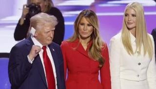 ترامب وميلانيا وإيفانكا