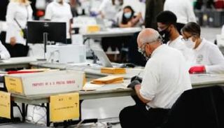 فرز الأصوات في أحد مراكز الاقتراع الأمريكية (أرشيفية)