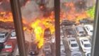 حريق هائل يدمر عشرات السيارات وسط بيروت (فيديو)