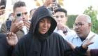 انهيار الإعلامية مفيدة شيحة في جنازة والدتها