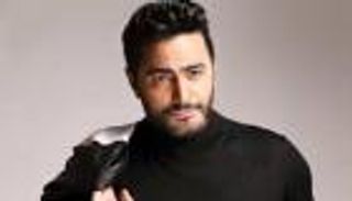 تامر حسني يطلب من الجمهور الدعاء لوالدة مي عز الدين.. ما القصة؟