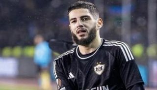 ياسين بنزية نجم منتخب الجزائر