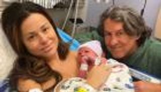 في عمر الـ67.. كاميرون كرو يستقبل طفلته الـ3 من صديقته أناييس سميث