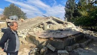 آثار غارة إسرائيلية استهدفت قرية القصر شرقي لبنان