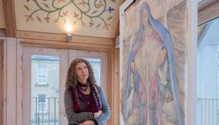 الفنانة هيلين إلويس مع لوحتها