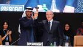 سلطان الجابر رئيس COP28 يسلم رئاسة مؤتمر الأطراف إلى دولة أذربيجان