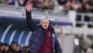 لي كارسلي مدرب منتخب إنجلترا