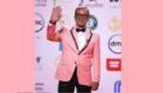 شريف منير بجاكيت وردي على السجادة الحمراء لمهرجان القاهرة السينمائي (صور)