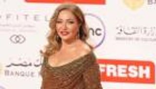 ليلى علوي بإطلالة ذهبية في افتتاح مهرجان القاهرة السينمائي (صور)
