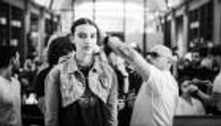 إيلي صعب يقدم أميرة آل زهير في أول عرض أزياء لها بالسعودية