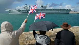 بريطانيون يلوحون لحاملة الطائرات الملكة إليزابيث