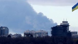 دخان يتصاعد من إحدى محطات الطاقة في كييف