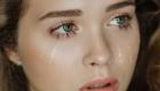 منافع غير متوقعة.. كيف يؤثر البكاء على البشرة؟