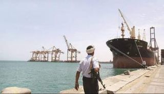 مسلح حوثي في ميناء الحديدة